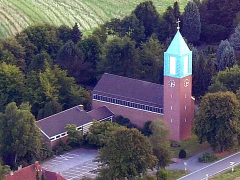 Drohnenaufnahme der Auferstehungskirche Laar und des Gemeindehaus